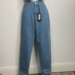 206- Pretty Little Thing NWT Light Blue Jeans Size 6. Tapered Leg. High Rise.